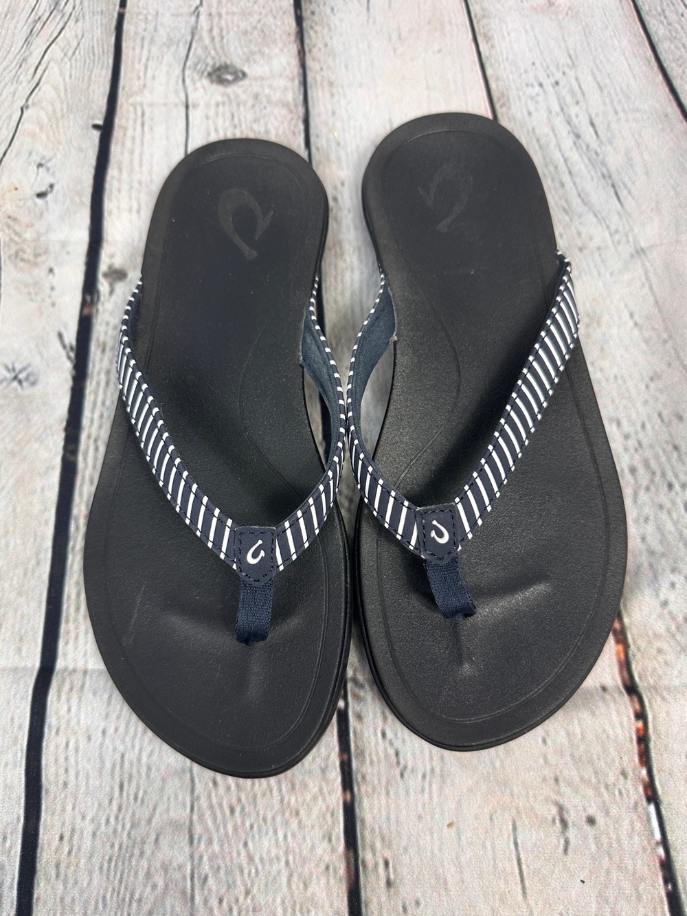 OluKai Hoʻōpio women's sandals navy blue and white striped size 6